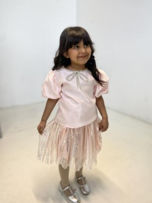 صورة طقم تيور وبلوزة لؤلؤية وفينكة كرستال وتنوره دانتيل فرنسي